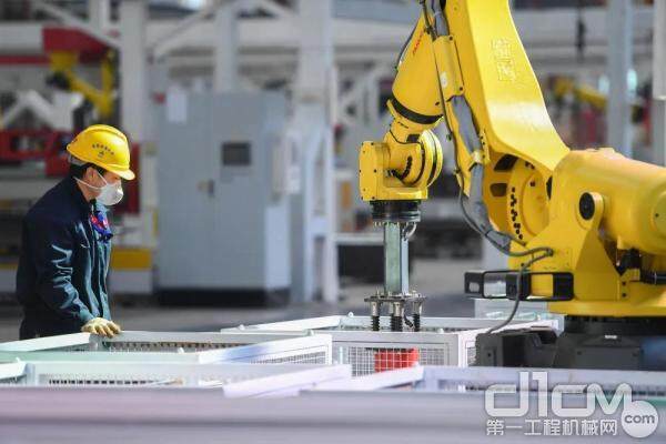 机器人在重工机械装配线上的角色是什么